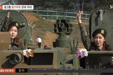 当性感女团遇到韩国士兵，少不了一场原始大狂欢20